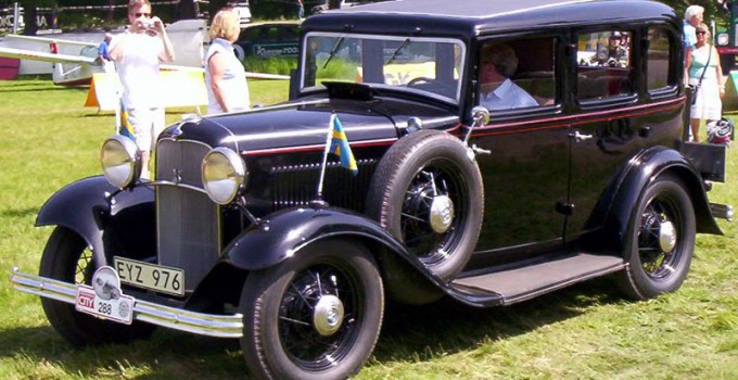 49---1932_Ford_Model_18_160_De_Luxe_Fordor_Sedan_EYZ976
