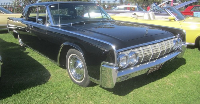 tn_62-1964_Lincoln_Continental_Sedan_(8643968400)